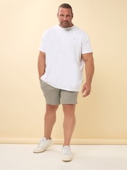 بني - شورت تشينوز قابل للتمدد بمقاس كبير وطويل من Badrhino - Image 2 of 4