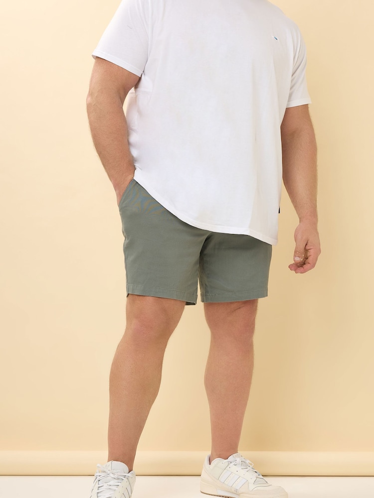 أخضر - شورت تشينوز قابل للتمدد بمقاس كبير وطويل من Badrhino - Image 1 of 4