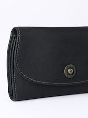 Negro - Lakeland Leather Harstone Flapover Purse - Imagen 5 de 6