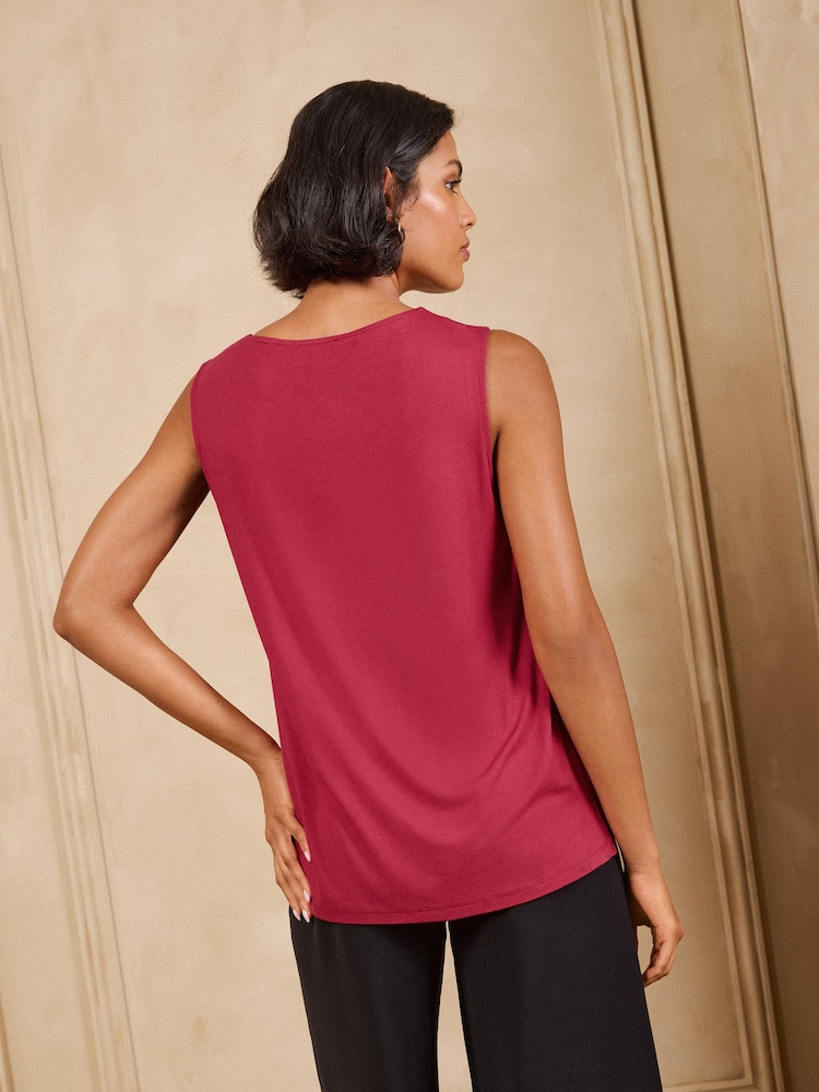 Rojo burdeos - Camiseta de tirantes con la parte frontal de satén y cuello de pico de Love & Roses - Imagen 4 de 4 Rojo burdeos - Camiseta de tirantes con la parte frontal de satén y cuello de pico de Love & Roses - Imagen 4 de 4
