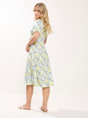 فستان ملفوف بطبعة زهور صغيرة للأحجام الصغيرة من M&Co - Image 3 of 4