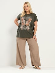 卡其綠色 - Yours Curve Placement Print Core T-Shirt - 圖片 2/5