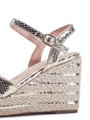 Moda in Pelle Maylia Metallic Raffia Wedge With Cross-Over Strap Sandals - Bild 3 von 4