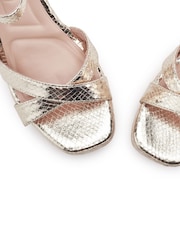 Moda in Pelle Maylia Metallic Raffia Wedge With Cross-Over Strap Sandals - Bild 4 von 4