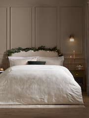 Paoletti Jacquard Wreath Reversible Duvet Cover and Pillowcase Set - 画像 1 / 4