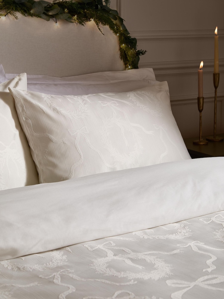 Paoletti Jacquard Wreath Reversible Duvet Cover and Pillowcase Set - 画像 2 / 4