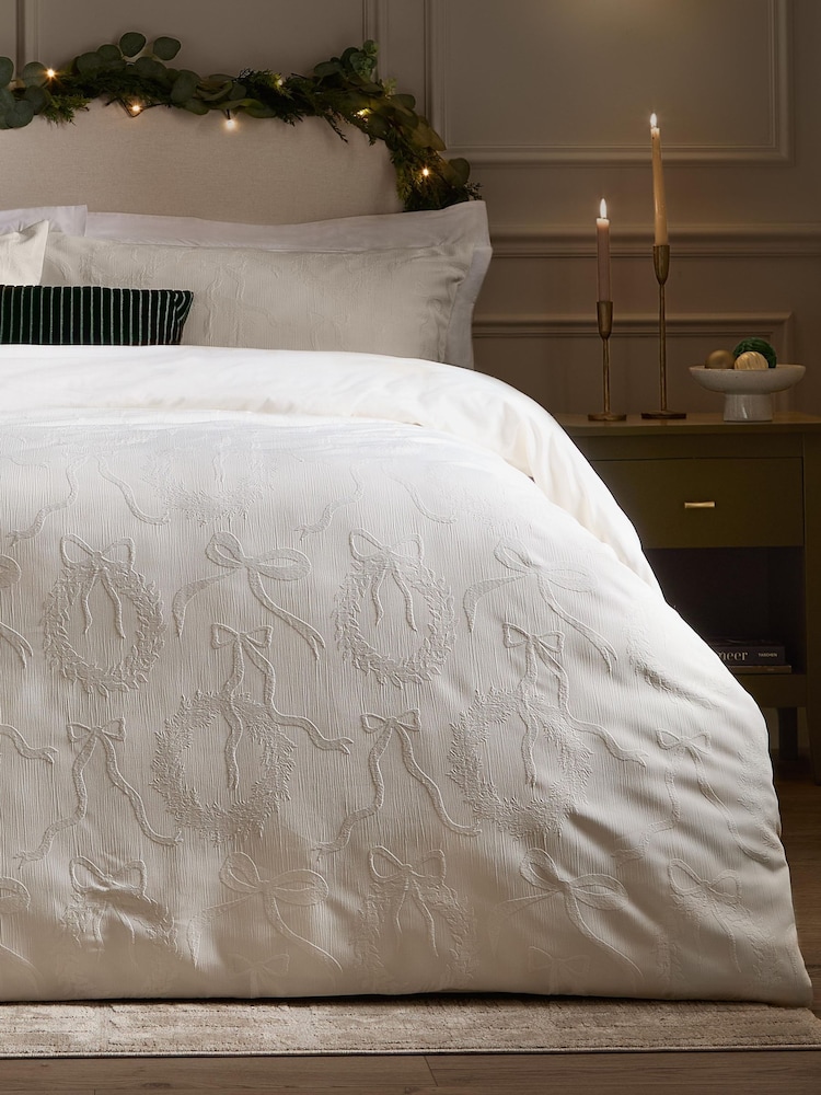 Paoletti Jacquard Wreath Reversible Duvet Cover and Pillowcase Set - 画像 4 / 4