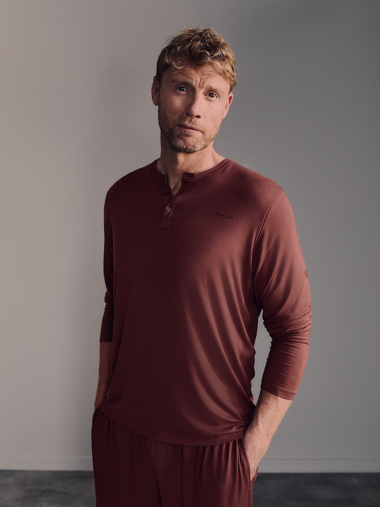 أحمر عميق - Belstaff Lounge Soft Touch Modal Long Sleeve Henley T-Shirt - صورة 1 من 7 أحمر عميق - Belstaff Lounge Soft Touch Modal Long Sleeve Henley T-Shirt - صورة 1 من 7