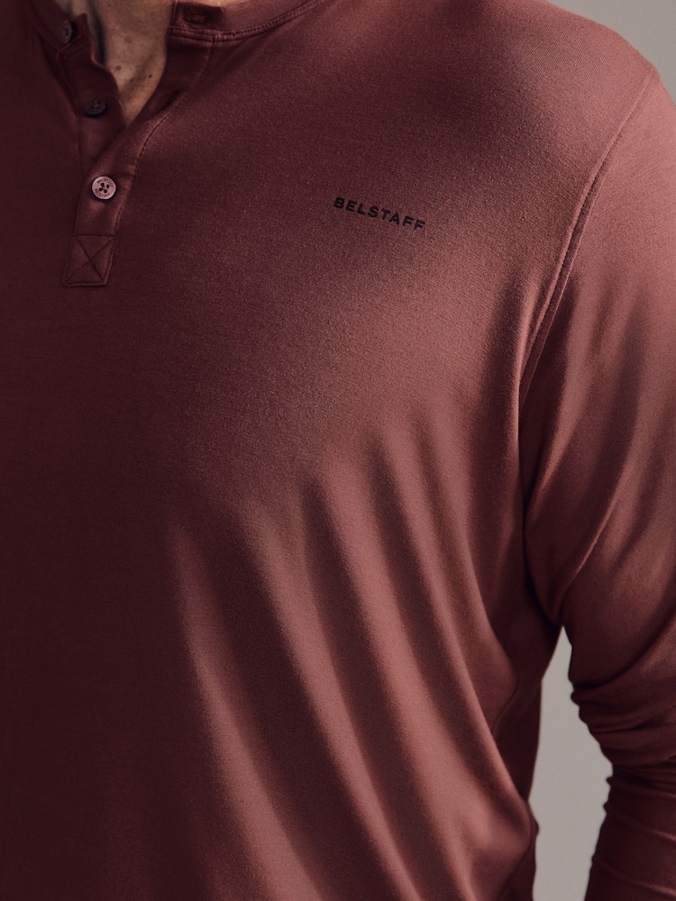 أحمر عميق - Belstaff Lounge Soft Touch Modal Long Sleeve Henley T-Shirt - صورة 2 من 7 أحمر عميق - Belstaff Lounge Soft Touch Modal Long Sleeve Henley T-Shirt - صورة 2 من 7
