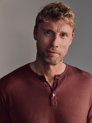 أحمر عميق - Belstaff Lounge Soft Touch Modal Long Sleeve Henley T-Shirt - صورة 6 من 7