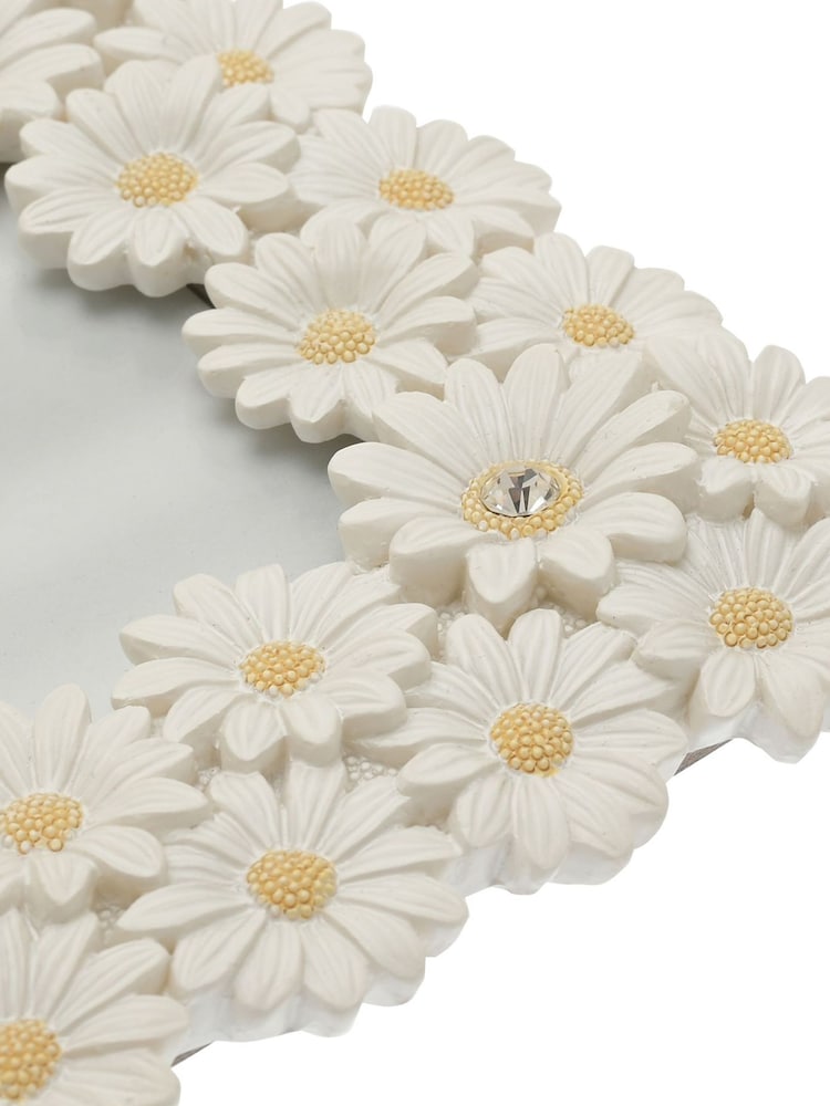 Widdop White Resin Daisy Photo Frame - Image 2 of 4 Widdop White Resin Daisy Photo Frame - Image 2 of 4
