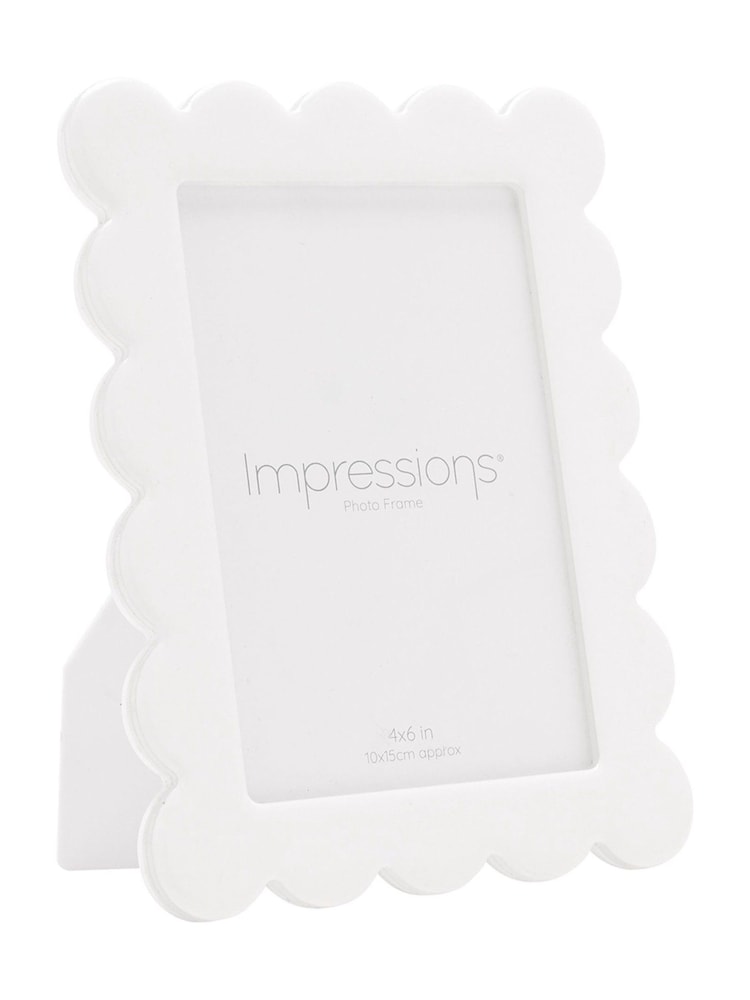 Widdop White Acrylic and Epoxy Photo Frame Flower Shaped Edge Photo frames - Image 1 of 3
