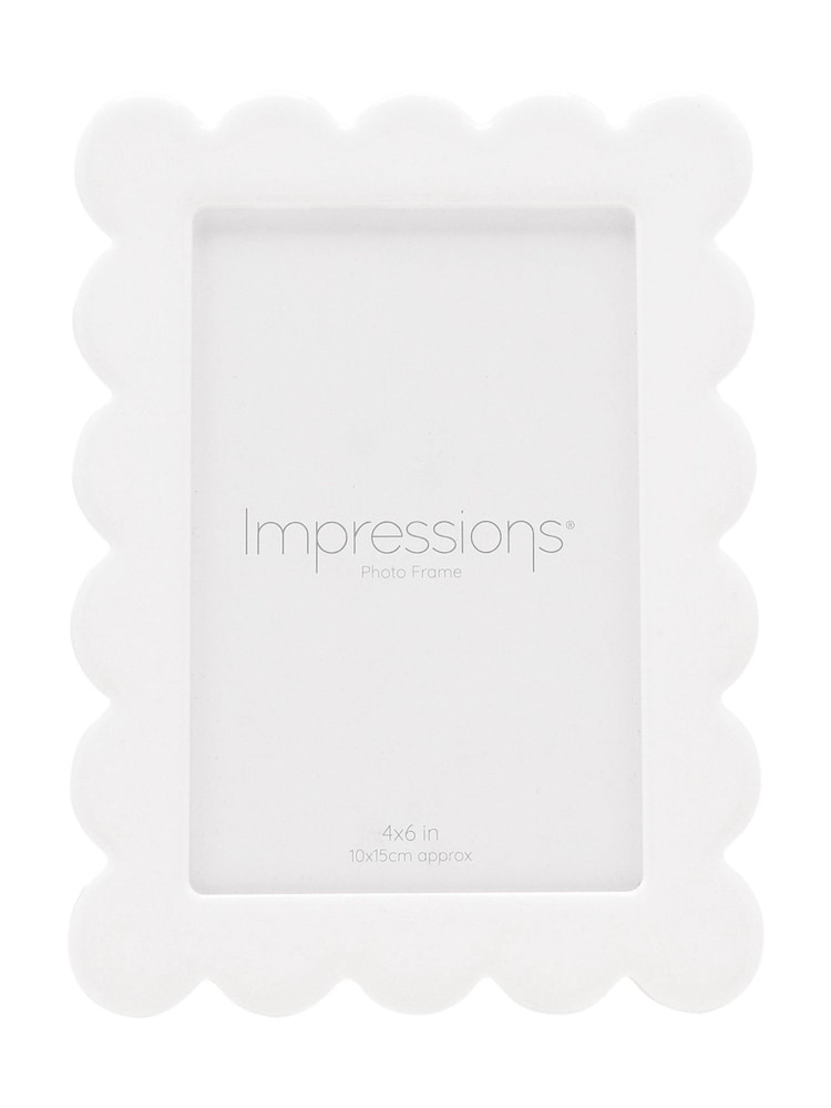 Widdop White Acrylic and Epoxy Photo Frame Flower Shaped Edge Photo frames - Image 2 of 3