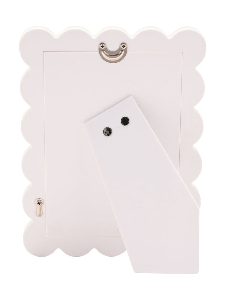 Widdop White Acrylic and Epoxy Photo Frame Flower Shaped Edge Photo frames - Image 3 of 3