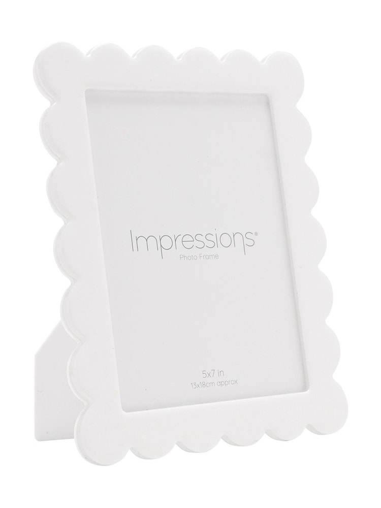 Widdop White Acrylic and Epoxy Photo Frame Flower Shaped Edge Photo frame - Image 1 of 3