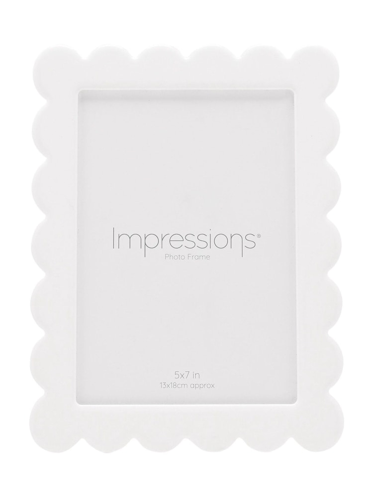 Widdop White Acrylic and Epoxy Photo Frame Flower Shaped Edge Photo frame - Image 2 of 3