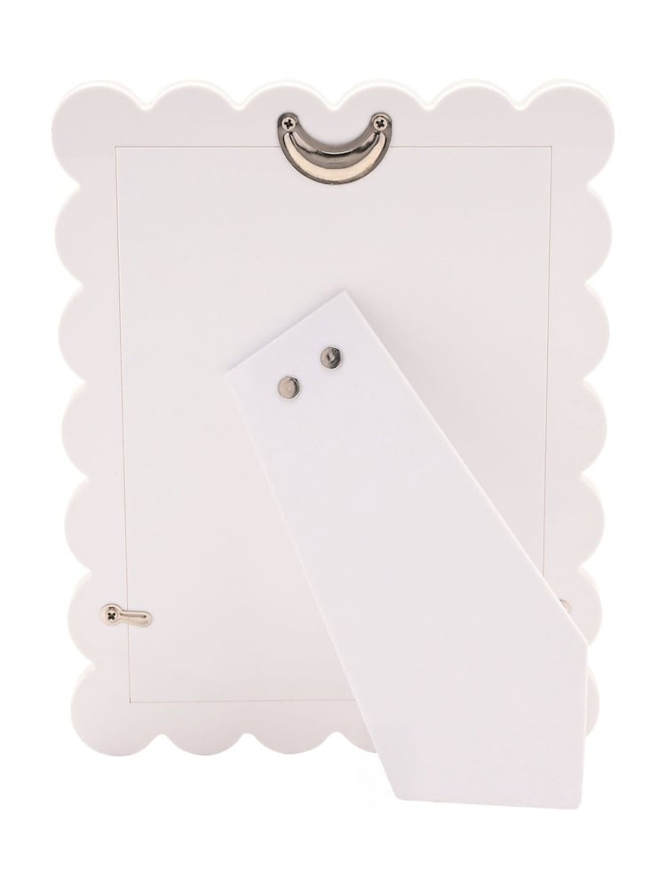 Widdop White Acrylic and Epoxy Photo Frame Flower Shaped Edge Photo frame - Image 3 of 3