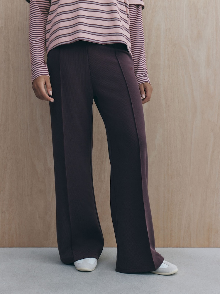 Beerenbraun - self. Hose aus Rippmaterial mit weitem Bein und weicher Haptik - Bild 1 von 5