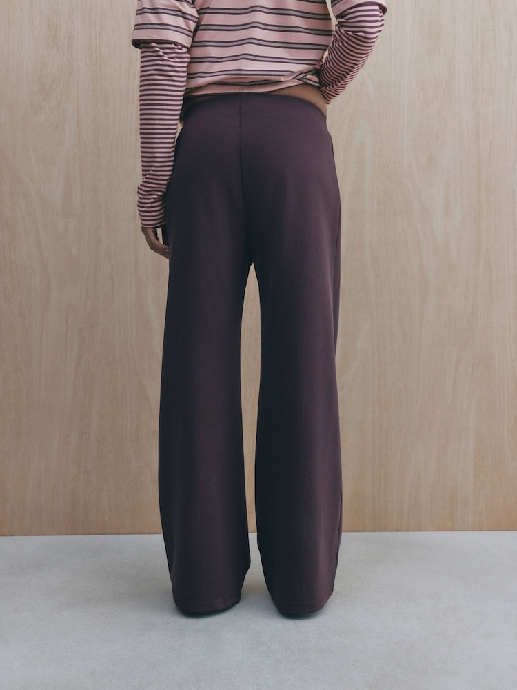 Beerenbraun - self. Hose aus Rippmaterial mit weitem Bein und weicher Haptik - Bild 2 von 5