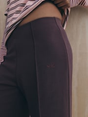 Beerenbraun - self. Hose aus Rippmaterial mit weitem Bein und weicher Haptik - Bild 4 von 5