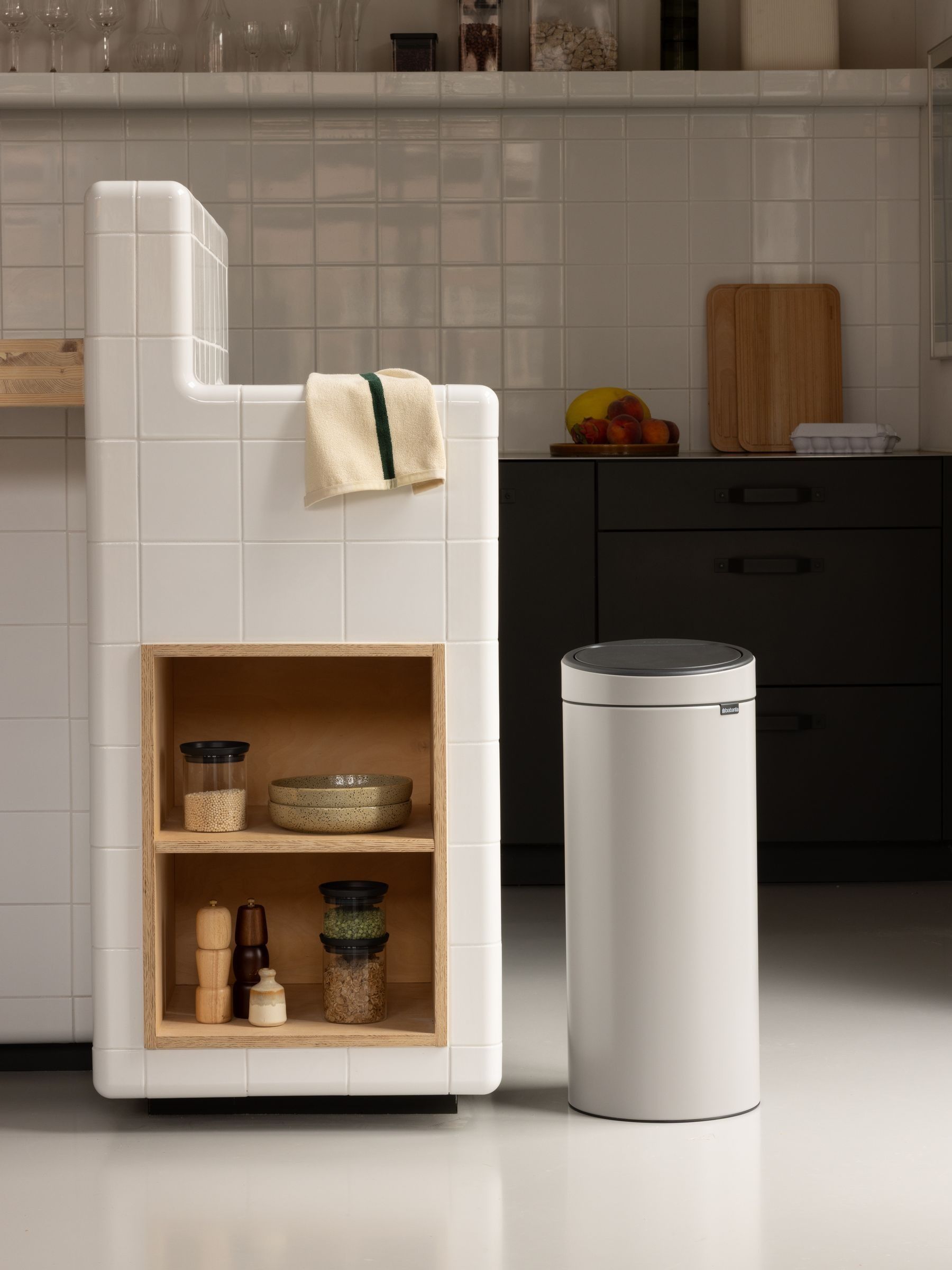 Brabantia 30L Kitchen Touch Bin New (Soft Grey) Removable Lid, Soft-Touch Open, Easy Clean Rubbish Waste Bin + Brabantia Bin Liners - Image 4