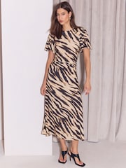 Lipsy Short Sleeve Jersey Slinky Ruched Midi Dress - صورة 3 من 5