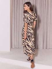Lipsy Short Sleeve Jersey Slinky Ruched Midi Dress - صورة 5 من 5