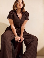 Marrón - Friends Like These Short Sleeve Jersey Textured Jumpsuit - Imagen 5 de 6