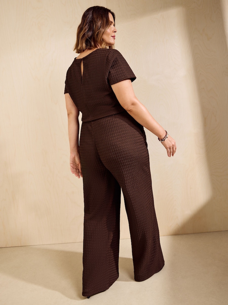 Marrón - Friends Like These Short Sleeve Jersey Textured Jumpsuit - Imagen 6 de 6 Marrón - Friends Like These Short Sleeve Jersey Textured Jumpsuit - Imagen 6 de 6