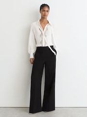 Reiss Estelle Lace-Trim Tie-Neck Blouson Shirt - Larawan 3 ng 9