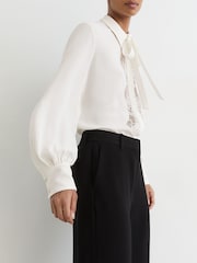 Reiss Estelle Lace-Trim Tie-Neck Blouson Shirt - Larawan 4 ng 9