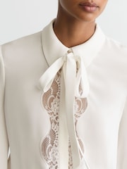 Reiss Estelle Lace-Trim Tie-Neck Blouson Shirt - Larawan 7 ng 9