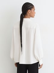 Reiss Estelle Lace-Trim Tie-Neck Blouson Shirt - Larawan 8 ng 9