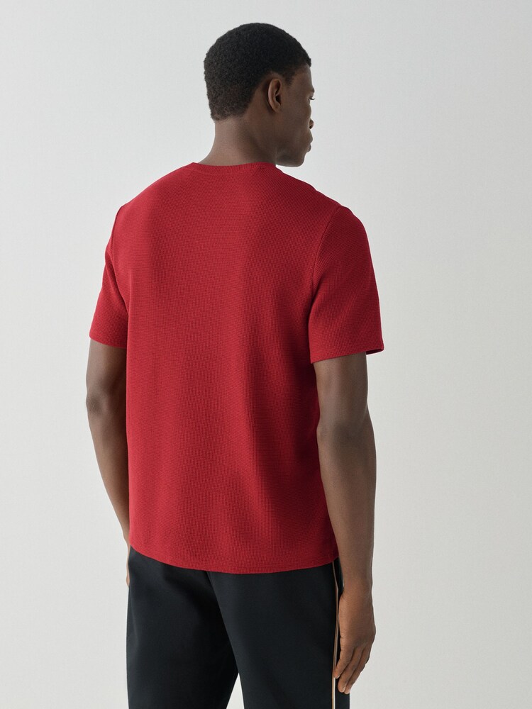 Rosso - Manica corta - T-shirt con logo BOSS e texture a nido d'ape - Immagine 2 di 4 Rosso - Manica corta - T-shirt con logo BOSS e texture a nido d'ape - Immagine 2 di 4