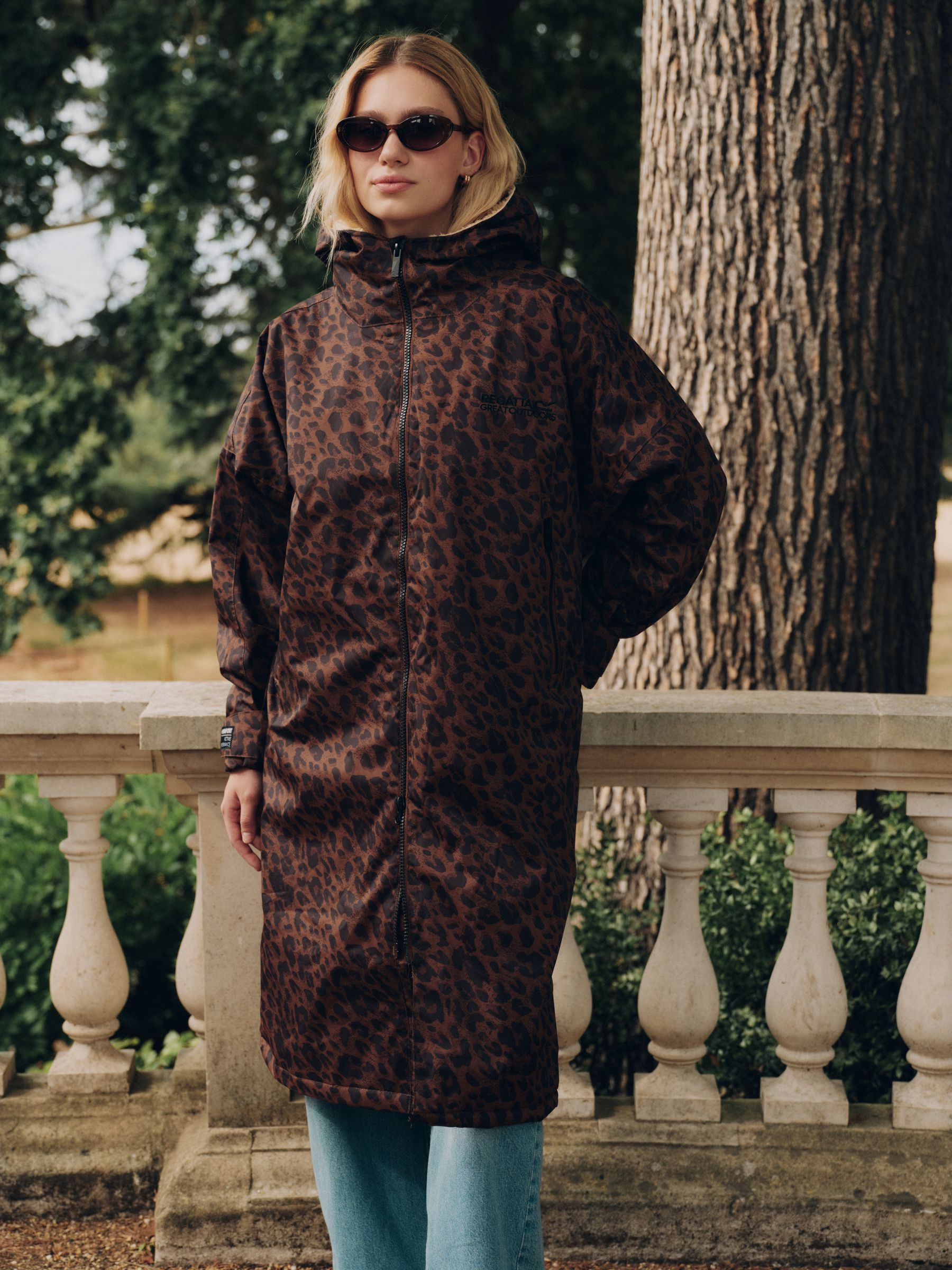 Regatta  Adult Waterproof Changing Robe - Dark Textured L - L/XL - Image 4