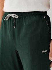 ירוק - BOSS מכנסיים קצרים מבד סטרץ' בגזרה רגילה עם לוגו - תמונה 3 מתוך 3