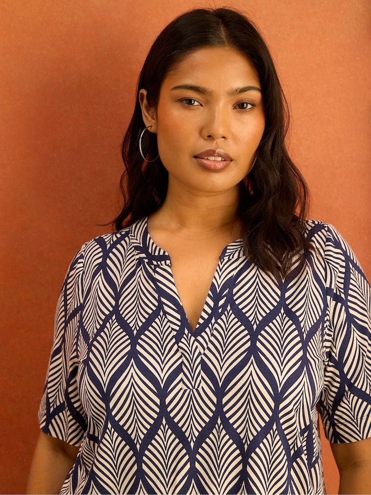 Live Unlimited Petite Print Nehru Collar Kortermet Jerseytopp - Bilde 2 av 4