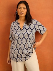 Live Unlimited Petite Print Nehru Collar Kortermet Jerseytopp - Bilde 3 av 4