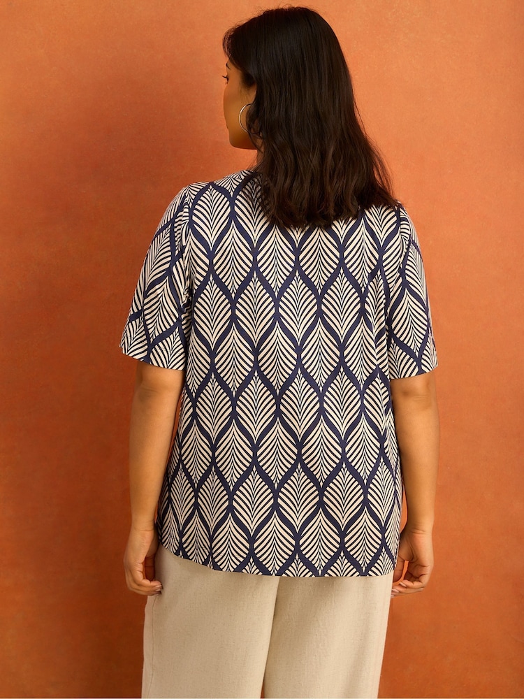 Live Unlimited Petite Print Nehru Collar Kortermet Jerseytopp - Bilde 4 av 4