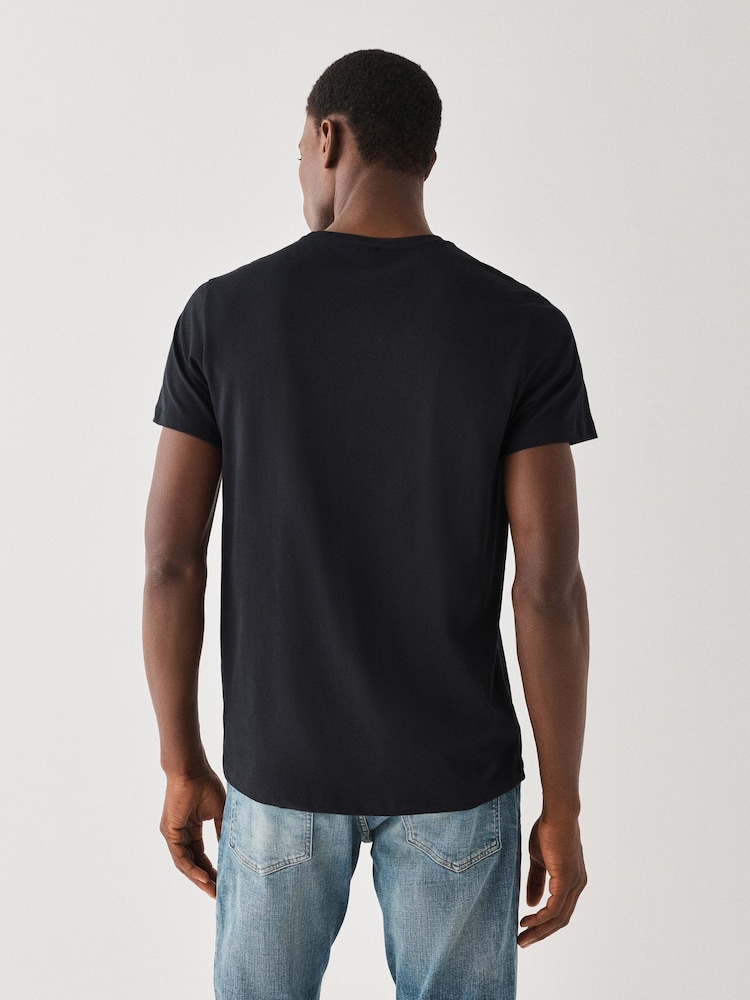 Negro - Camiseta BOSS de Corte estándar con Cuello redondo y logo - Imagen 2 de 4 Negro - Camiseta BOSS de Corte estándar con Cuello redondo y logo - Imagen 2 de 4