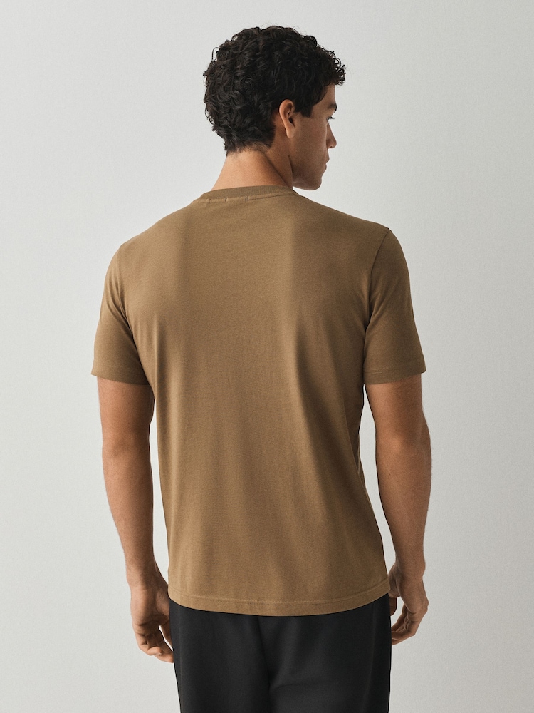 Braun - BOSS – T-Shirt mit Logo in normaler Passform - Bild 2 von 4 Braun - BOSS – T-Shirt mit Logo in normaler Passform - Bild 2 von 4
