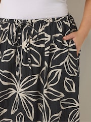 Yours Curve Black Ground Textured Maxi Skirt - Image 4 of 5