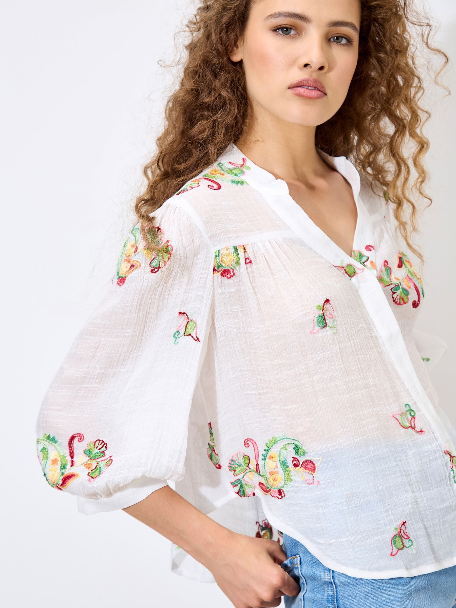 Comprar Branco - Blusa bordada com estampa floral paisley em tons