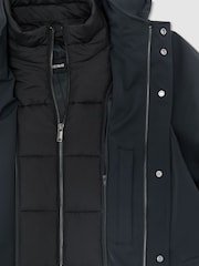 Marineblauw - Reiss Hilson Hybrid Bodywarmer-Insert Overjas met Afneembare Capuchon - Afbeelding 10 van 12