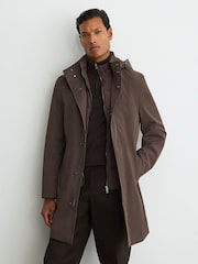 Marrón moca - Reiss Hilson Hybrid Gilet-Insert Overcoat with Detachable Hood - Imagen 3 de 8