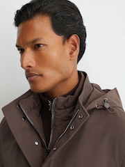 Marrón moca - Reiss Hilson Hybrid Gilet-Insert Overcoat with Detachable Hood - Imagen 4 de 8