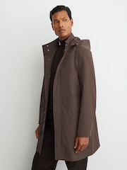 Marrón moca - Reiss Hilson Hybrid Gilet-Insert Overcoat with Detachable Hood - Imagen 5 de 8