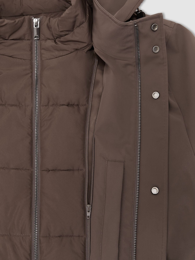 Marrón moca - Reiss Hilson Hybrid Gilet-Insert Overcoat with Detachable Hood - Imagen 8 de 8 Marrón moca - Reiss Hilson Hybrid Gilet-Insert Overcoat with Detachable Hood - Imagen 8 de 8