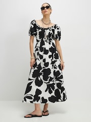 فستان متوسط الطول بأكمام منفوخة وتصميم مجمّع مزيّن بالزهور من River Island - Image 1 of 4