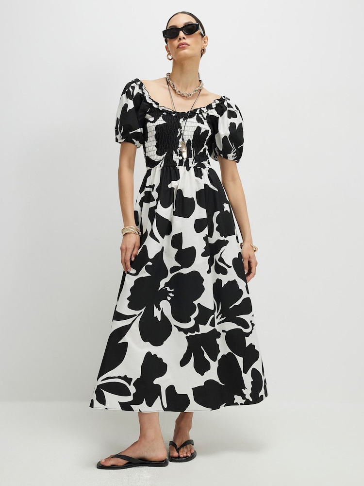 فستان متوسط الطول بأكمام منفوخة وتصميم مجمّع مزيّن بالزهور من River Island - Image 1 of 4